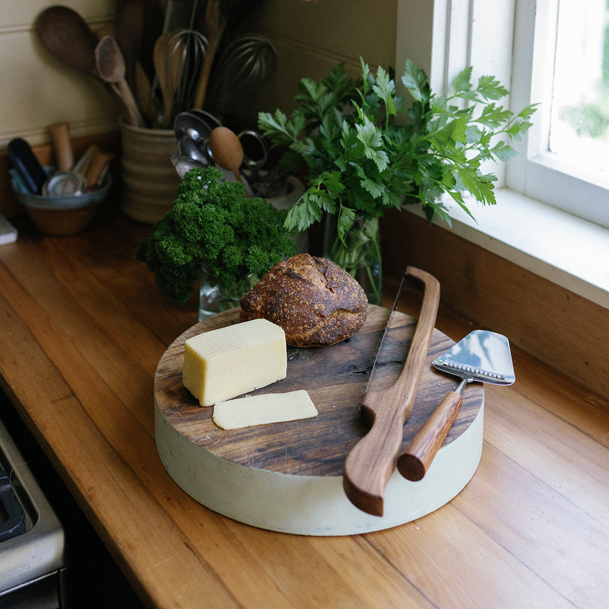 The best type of bread knife for cutting home made bread. Made in NZ from Wood