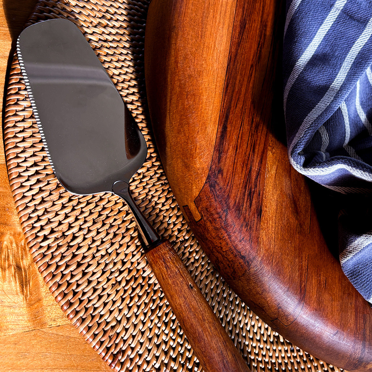 PETE & CO | PIE LIFT WITH WOODEN HANDLE