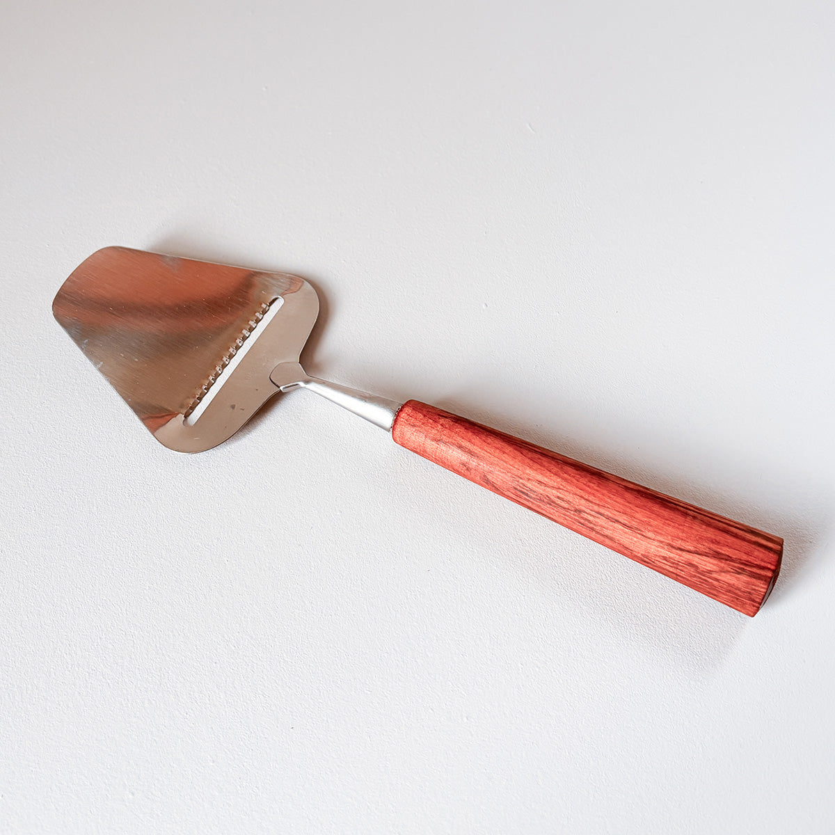 PETE & CO | CHEESE SLICE WITH WOODEN HANDLE