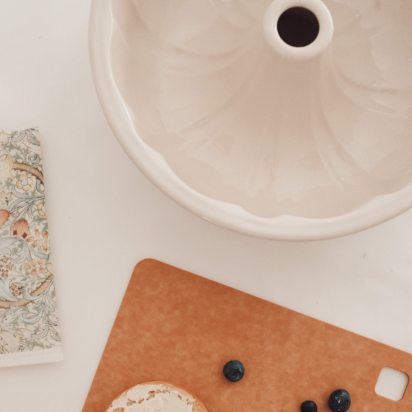 DISHY ENAMEL BUNDT PAN
