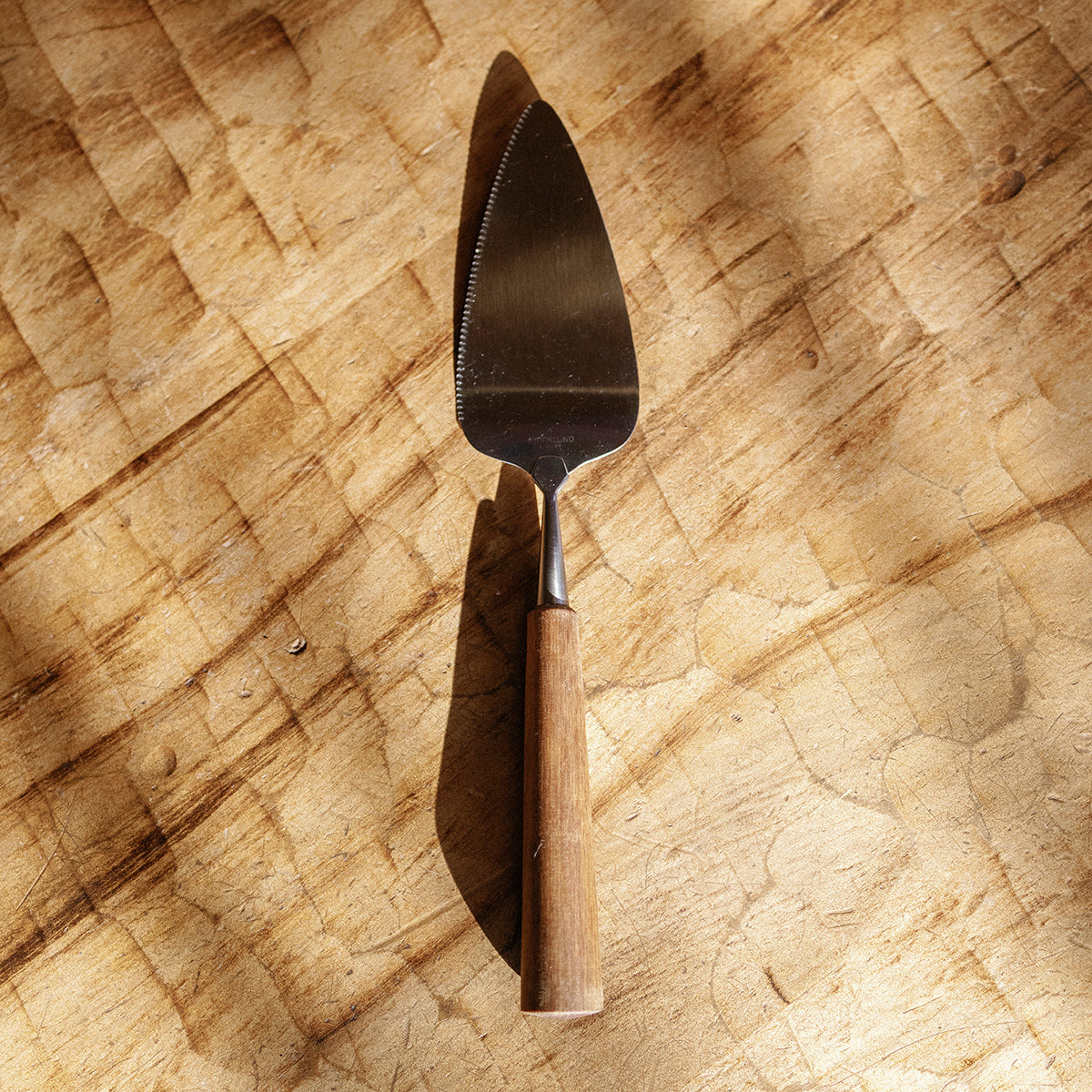 PETE & CO | CAKE SERVER WITH WOODEN HANDLE