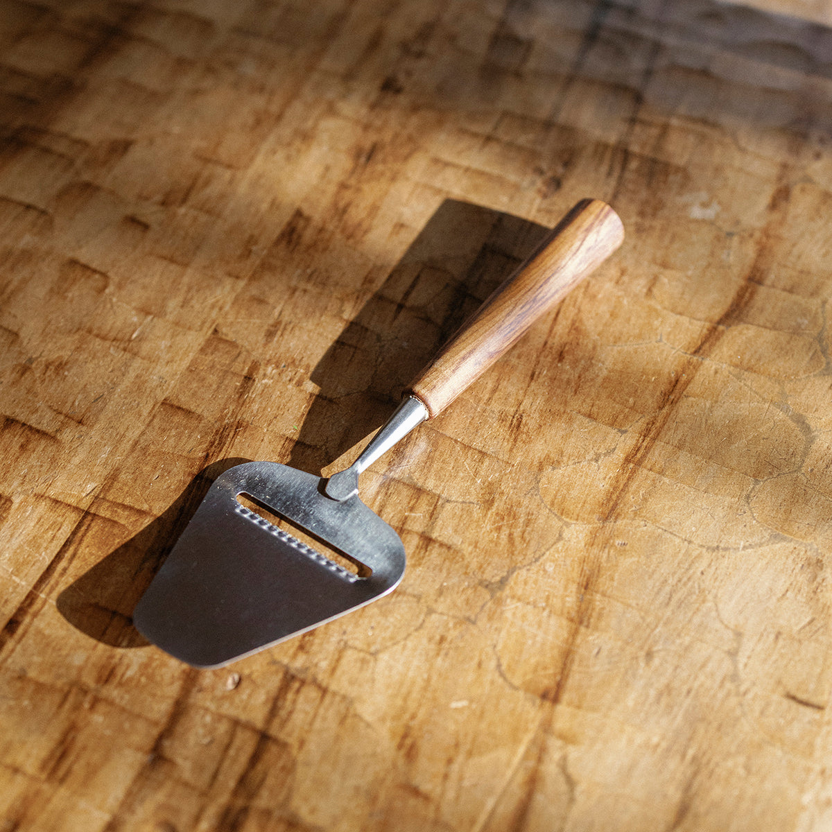 PETE & CO | CHEESE SLICE WITH WOODEN HANDLE