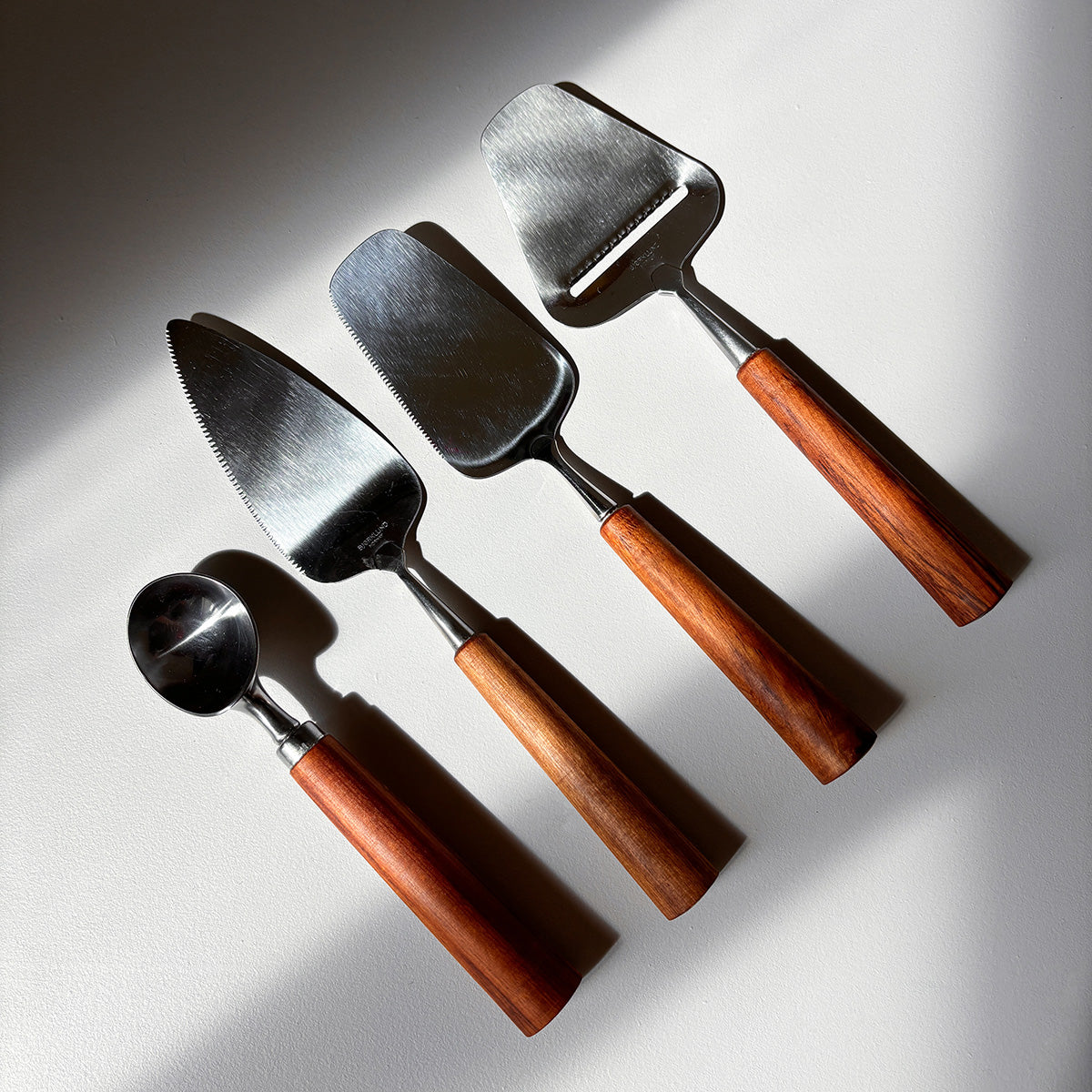 PETE & CO | CHEESE SLICE WITH WOODEN HANDLE