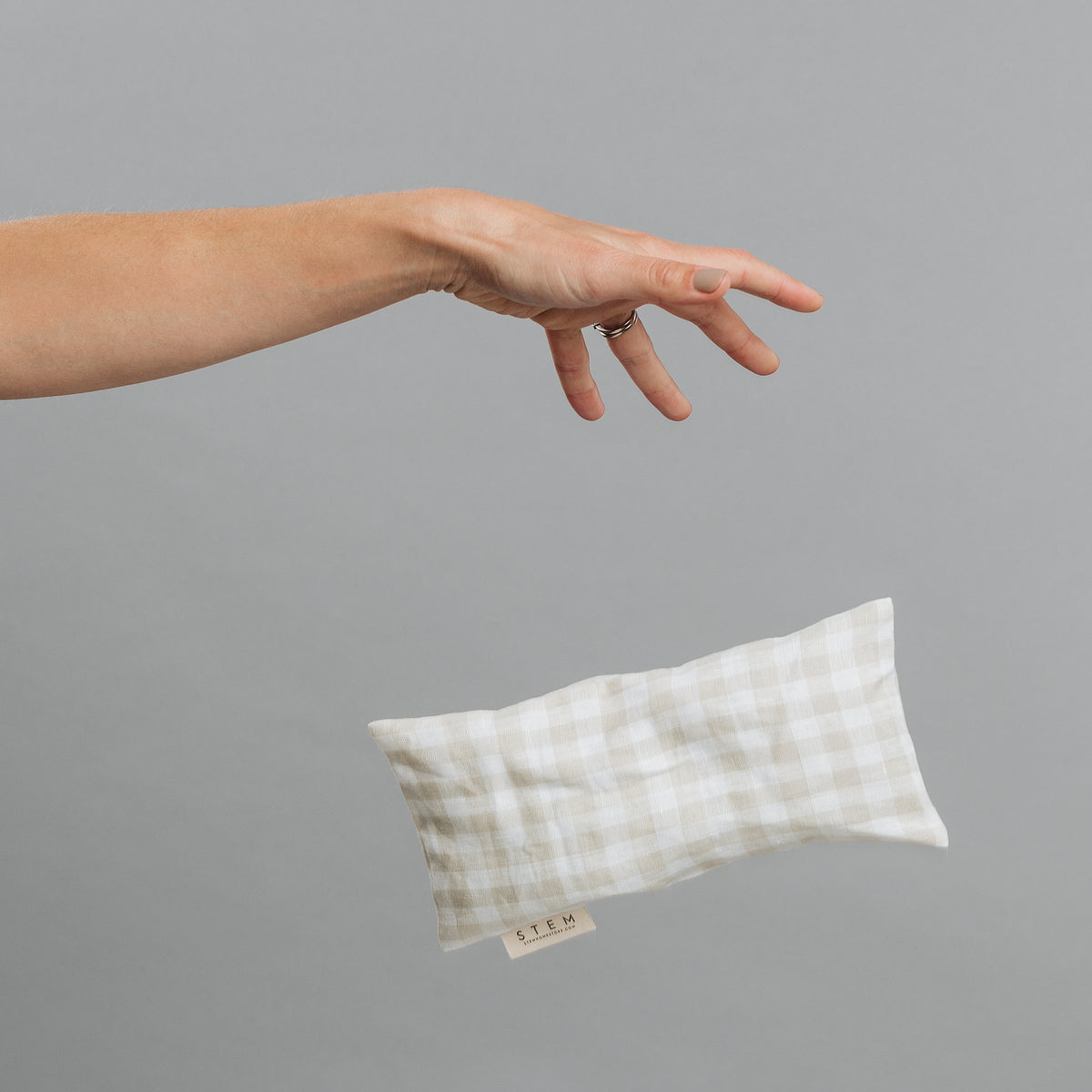 ORGANIC LAVENDER + CHAMOMILE EYE PILLOW The WasteFree Home