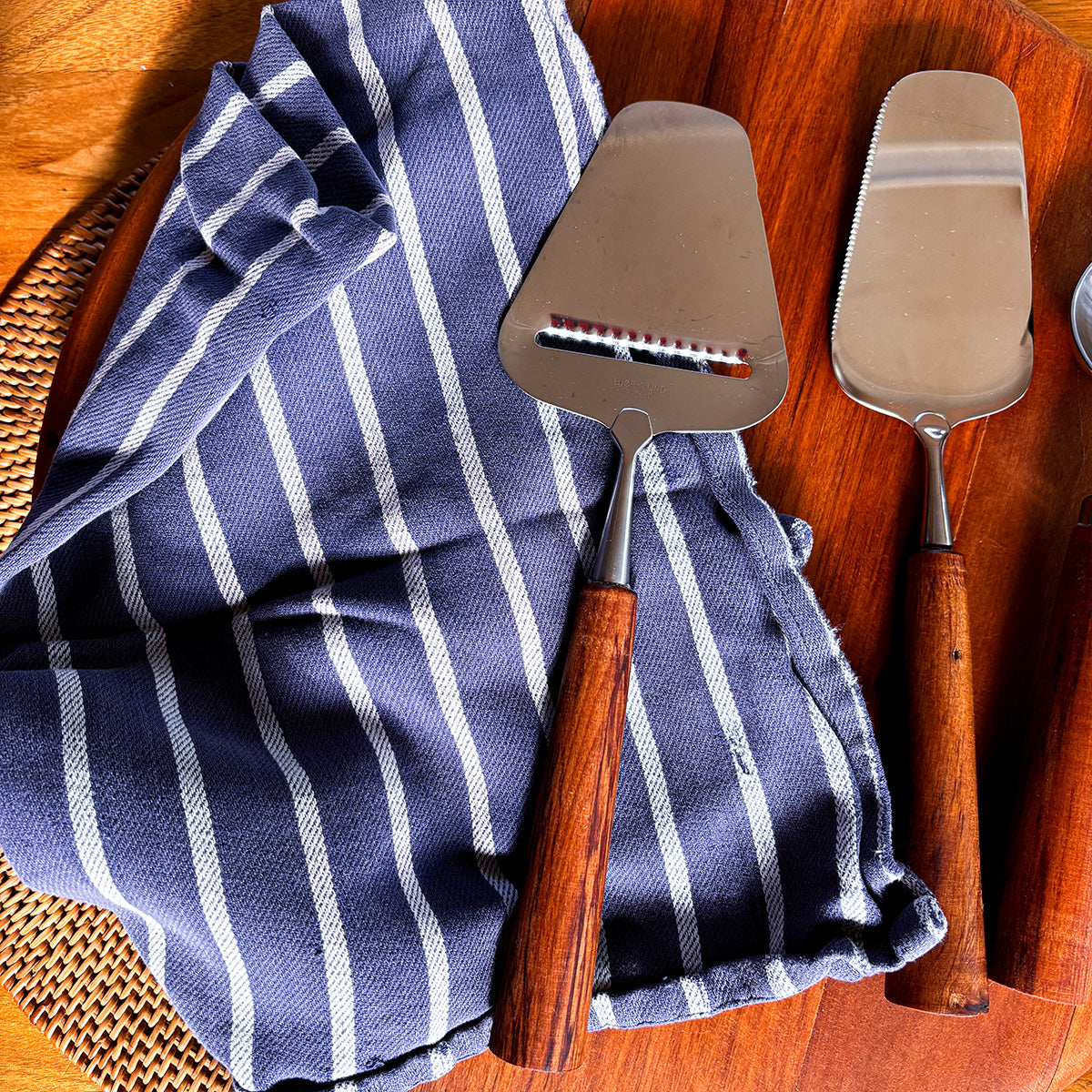 PETE &amp; CO | CHEESE SLICE WITH WOODEN HANDLE