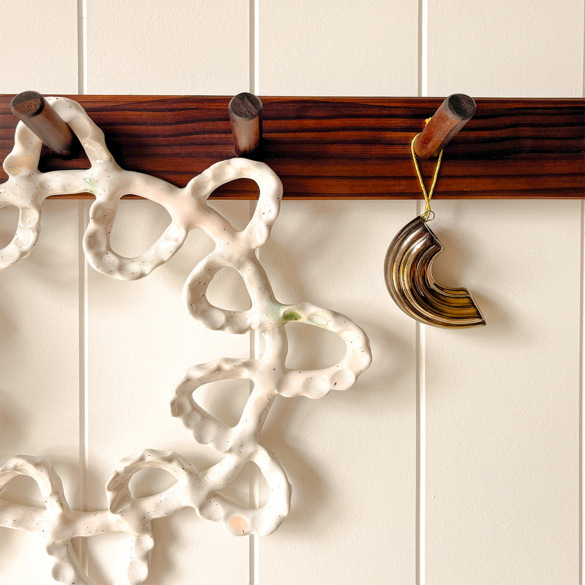 WOODEN PEG RACK | DARK BROWN