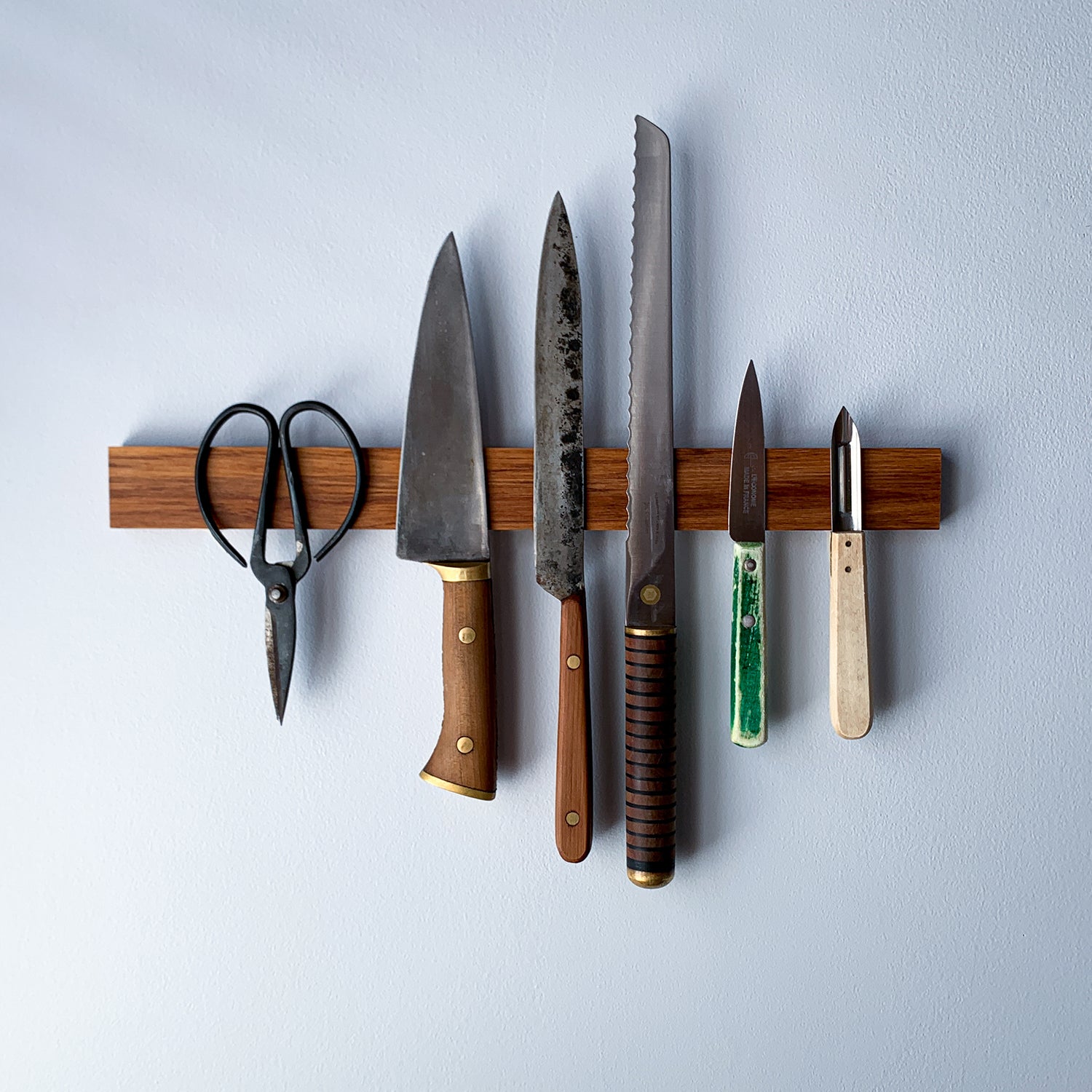 MAGNETIC KNIFE RACK | RECLAIMED RIMU