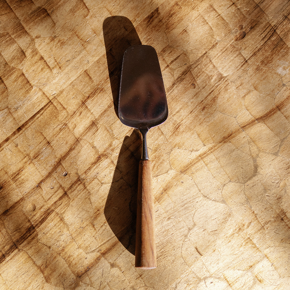 PETE &amp; CO | PIE LIFT WITH WOODEN HANDLE