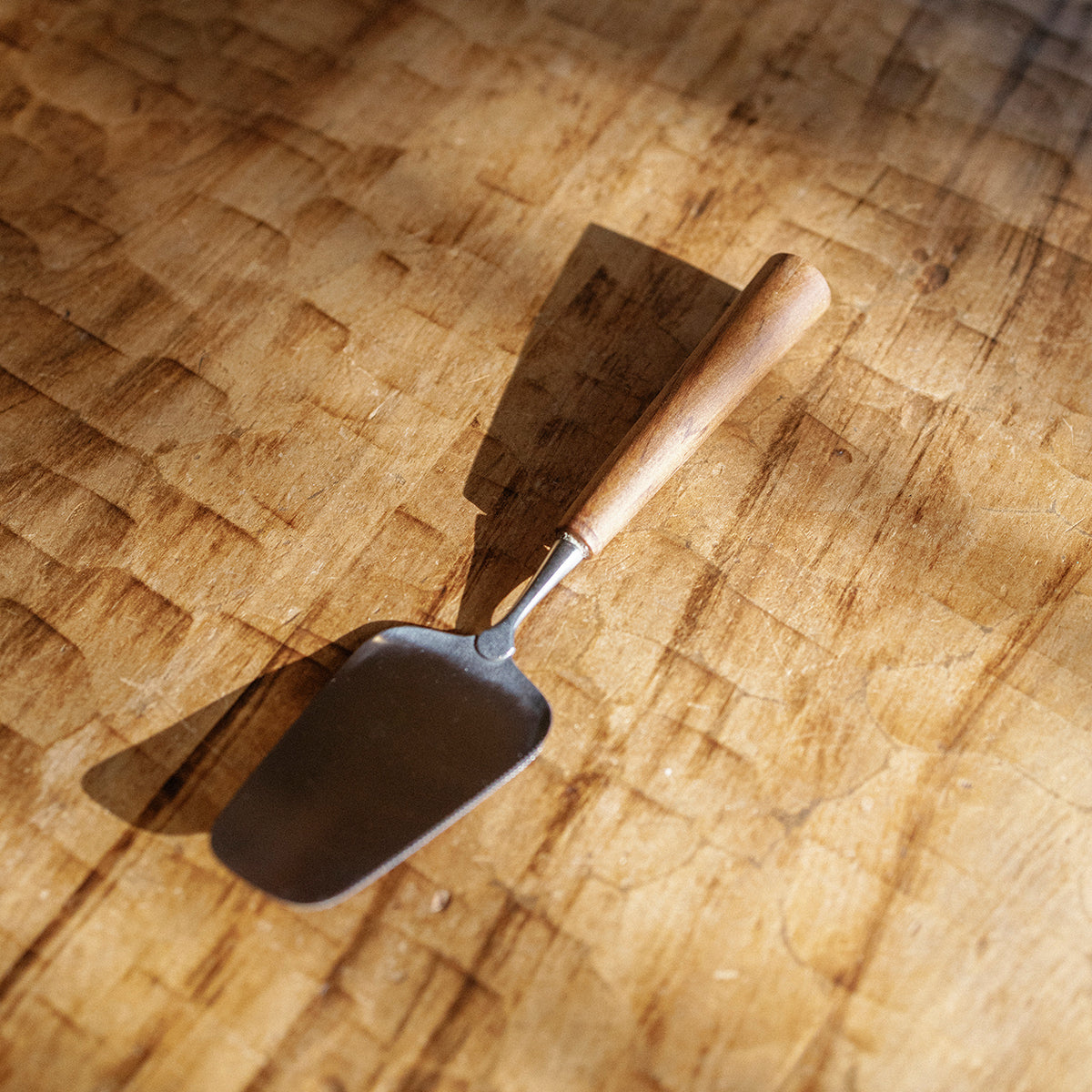 PETE &amp; CO | PIE LIFT WITH WOODEN HANDLE