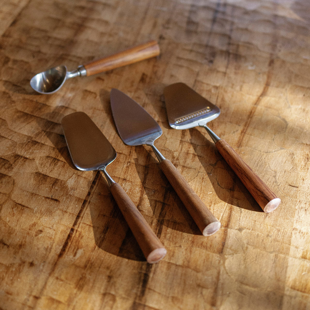 PETE & CO | CHEESE SLICE WITH WOODEN HANDLE