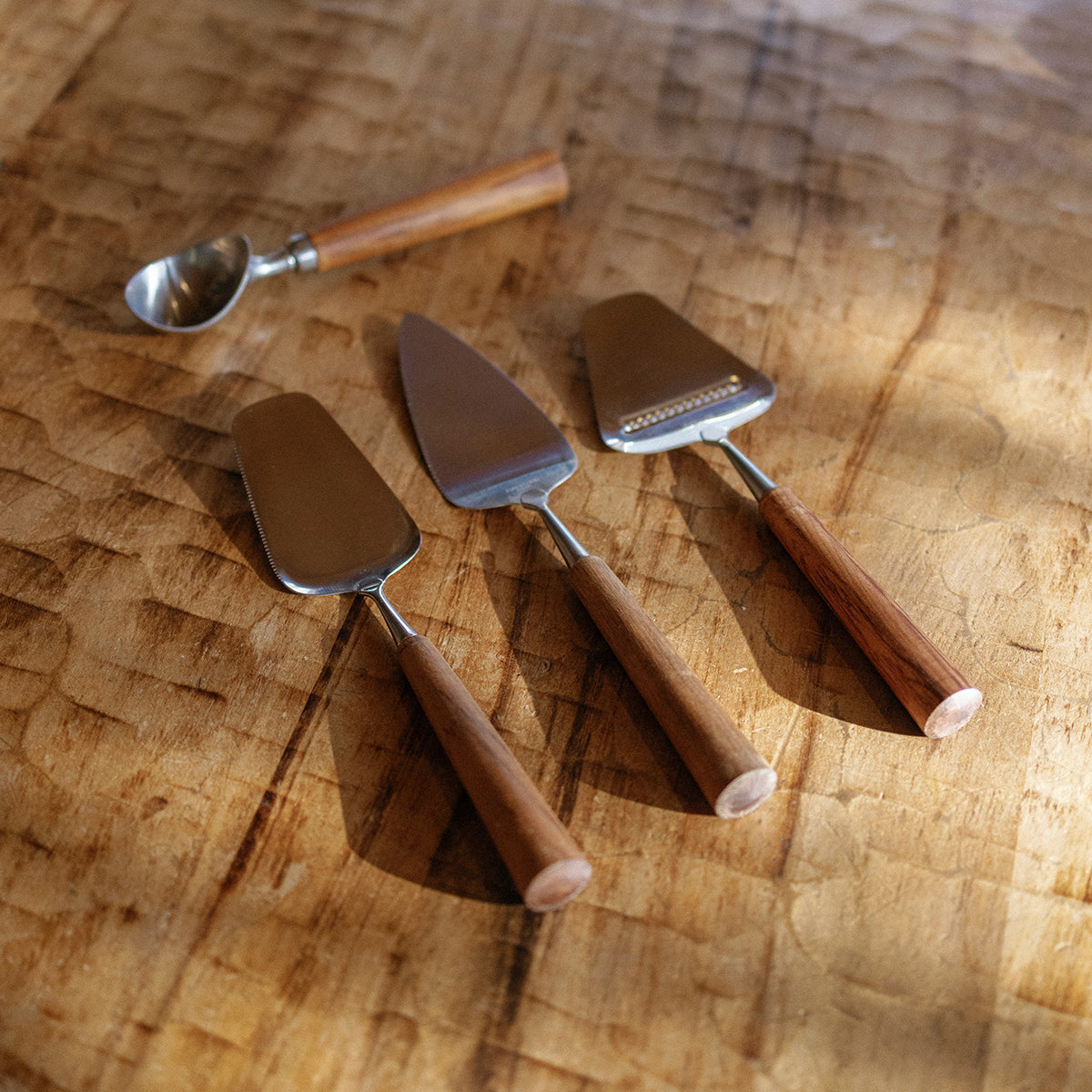 PETE &amp; CO | CAKE SERVER WITH WOODEN HANDLE