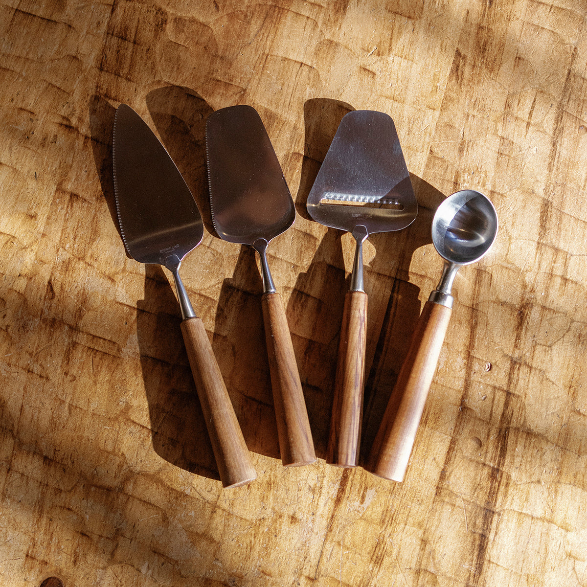 PETE & CO | PIE LIFT WITH WOODEN HANDLE