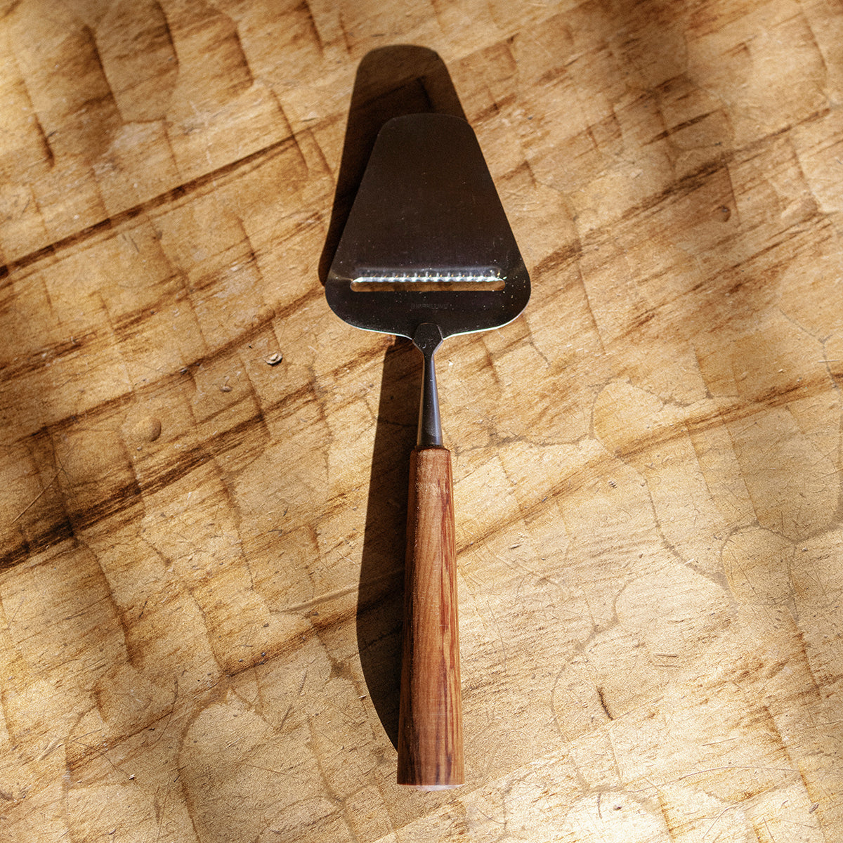 PETE & CO | CHEESE SLICE WITH WOODEN HANDLE