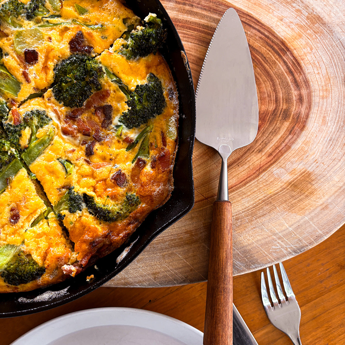 PETE &amp; CO | CAKE SERVER WITH WOODEN HANDLE