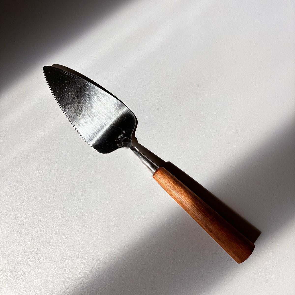 PETE &amp; CO | CAKE SERVER WITH WOODEN HANDLE