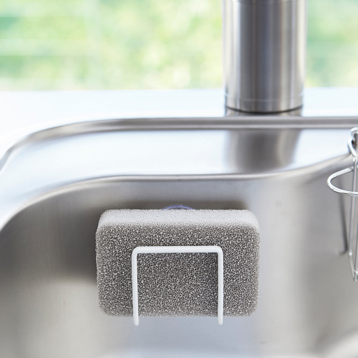 YAMAZAKI | SPONGE HOLDER WITH SUCTION CUP