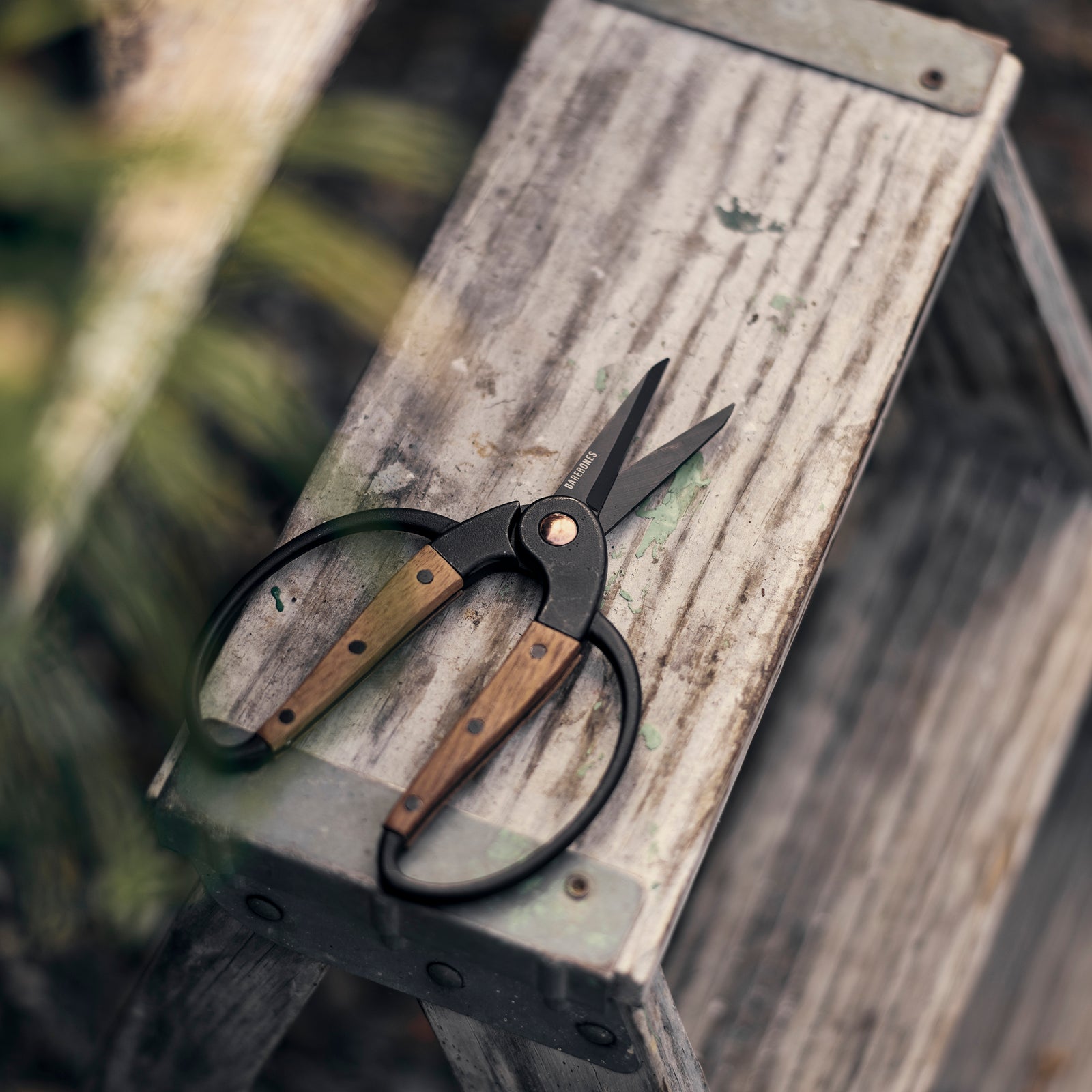 BAREBONES | WALNUT GARDEN SCISSORS